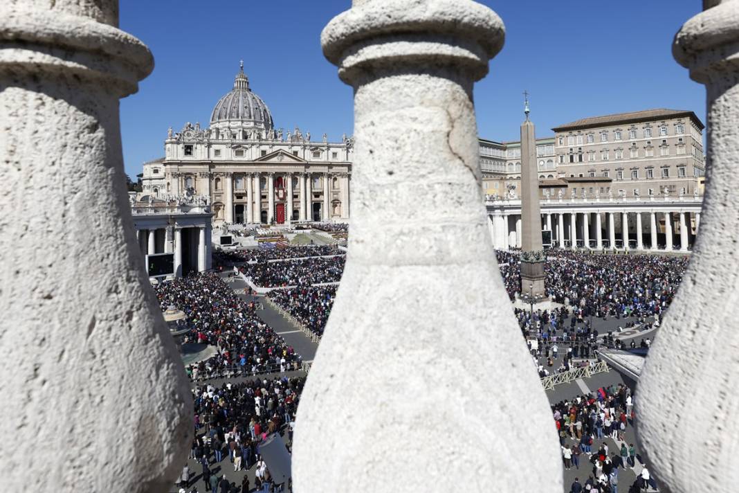 Papa, gençlerin ayaklarını yıkayıp öptü! Bakın neden... 18